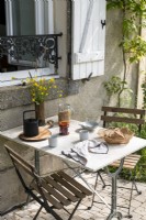 Détail de la petite table de style café sur la terrasse en été