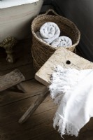 Serviettes de bain dans un panier rustique