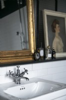Détail du lavabo de la salle de bain avec miroir doré