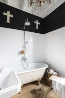 Baignoire autoportante dans une salle de bains moderne monochrome