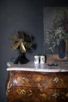 Ventilateur vintage sur commode ancienne avec peinture