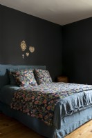Chambre gris foncé avec literie florale
