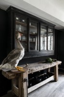 Oie de taxidermie dans la cuisine noire et grise à côté de la commode