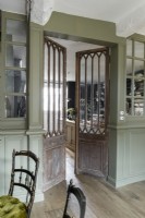 Doubles portes intérieures en bois en détresse dans la salle à manger classique