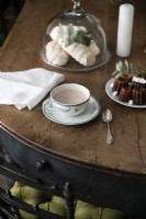 Détail de la table à manger classique avec thé et gâteaux