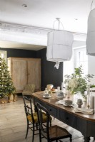 Salle à manger de campagne grise et blanche décorée pour Noël