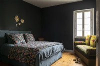Chambre peinte en noir