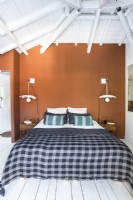 Chambre de campagne moderne avec mur peint en marron