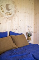 Chapeau de paille sur le mur en bois de la chambre de campagne moderne