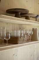Verrerie et accessoires de cuisine sur étagères en bois - détail