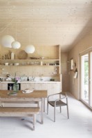 Petite cuisine-salle à manger en bois