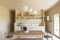 Cuisine-salle à manger de campagne moderne en bois