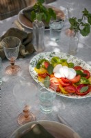 Détail de salade sur table à manger en plein air