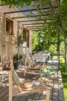 Espace de vie extérieur sur véranda en bois de maison de campagne