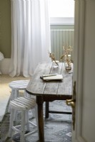 Table en bois rustique et tabourets peints en blanc - détail de meubles