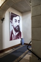 Grand portrait de Toulouse Lautrec dans un couloir classique