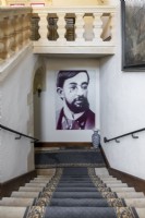 Grand portrait de l'artiste Toulouse Lautrec en bas d'escalier classique