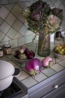 Légumes et fleurs sur le plan de travail de la cuisine - détail