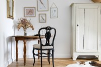 Petite table et vieille chaise en bois à côté d'une armoire en détresse