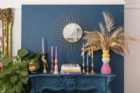 Manteau de cheminée et manteau de cheminée peints en bleu avec chandeliers et miroir vintage