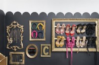 Cadres photo récupérés sur un mur noir pour exposer et stocker des collections de chaussures et de bijoux