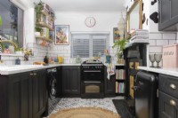 Vue dans une cuisine monochrome avec des carreaux de sol à motifs