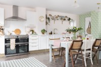 Spacieuse cuisine/salle à manger moderne rose pâle et vert