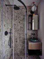 Salle de bain moderne avec carrelage en pierre