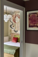 Chambre à coucher moderne avec fresque peinte colorée