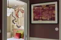 Chambre colorée moderne avec fresque