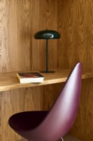 Chaise de bureau et lampe de table dans la chambre