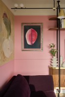 canapé violet dans un salon rose moderne