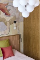 Chambre à coucher moderne avec fresque et armoire en bois