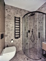 Salle de bain moderne avec douche et carrelage en pierre