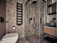 Salle de bain moderne avec douche et carrelage en pierre