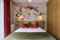 Chambre à coucher moderne colorée avec fresque