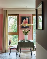 Salle à manger rose dans un appartement moderne