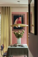Salle à manger colorée rose dans un appartement moderne