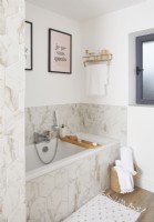 Salle de bain avec carreaux hexagonaux effet marbre.