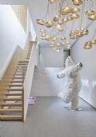 Sculpture originale d'ours polaire dans un couloir contemporain blanc