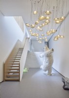 Sculpture d'ours polaire dans un couloir contemporain