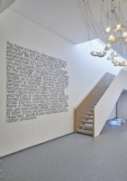 Écriture sur le mur du couloir minimal avec escalier