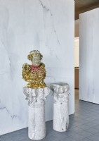 Sculpture moderne peu commune sur le socle à côté du mur de marbre