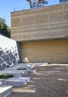 Dalles de marbre dans le chemin de gravier à l'extérieur du bâtiment contemporain