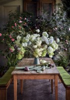 Détail de l'arrangement floral sur table en bois