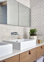 Meuble double vasque moderne avec murs carrelés à motifs
