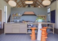 Tabourets de bar orange vif inhabituels dans la cuisine contemporaine