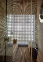 Vue d'une salle de sauna en bois avec des murs en lattes