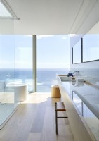 Salle de bain contemporaine avec vue sur la mer