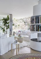 Salon blanc contemporain avec meuble bibliothèque central tournant